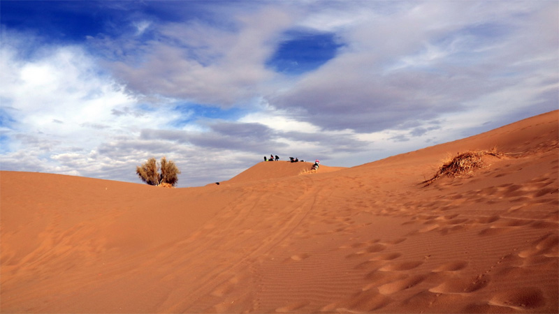 mesr village in cloudy day with a lot of visitors perfect desert in isfahan province